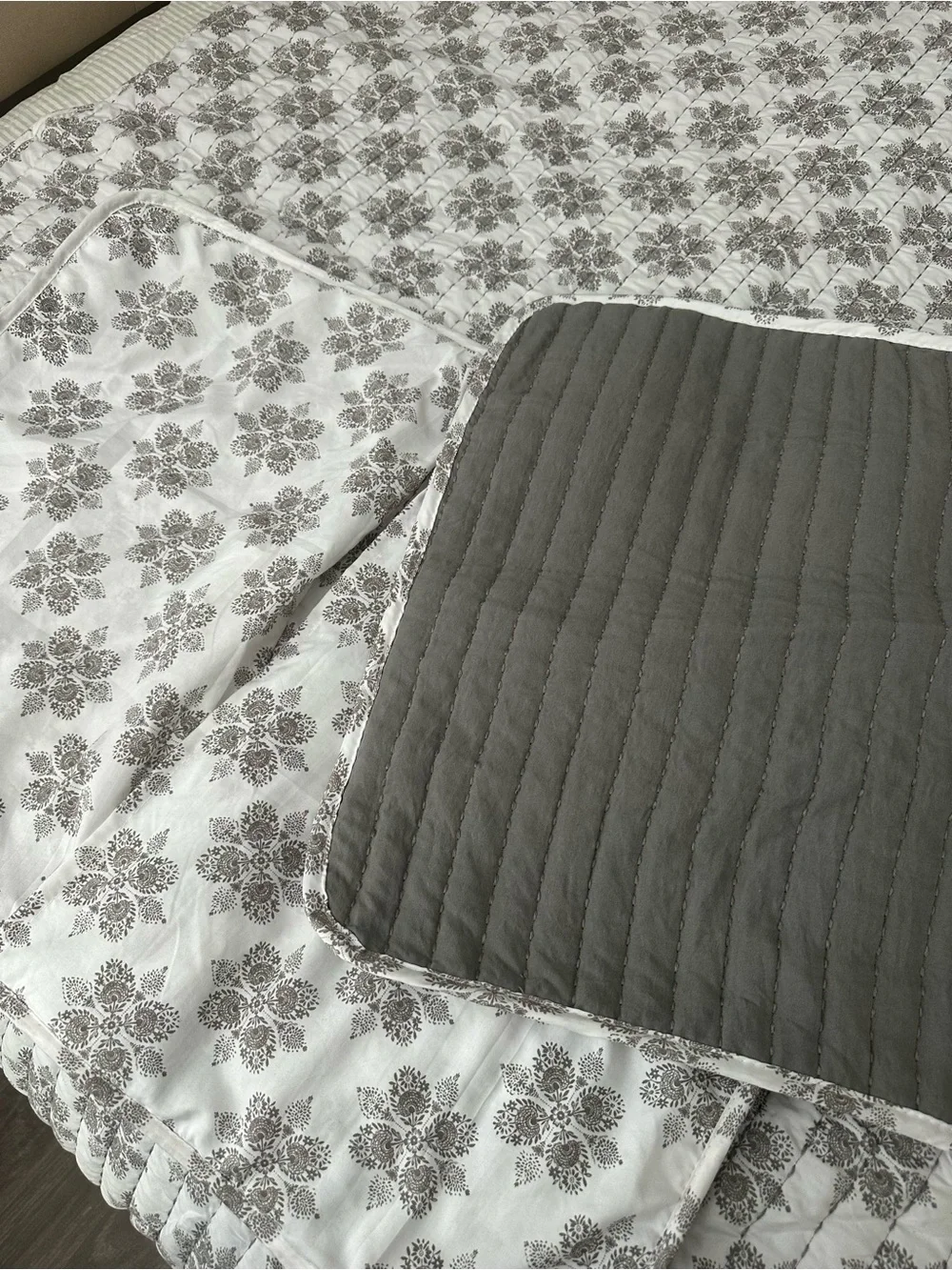 Gray Floral Quilt Bedspread - Unbranded